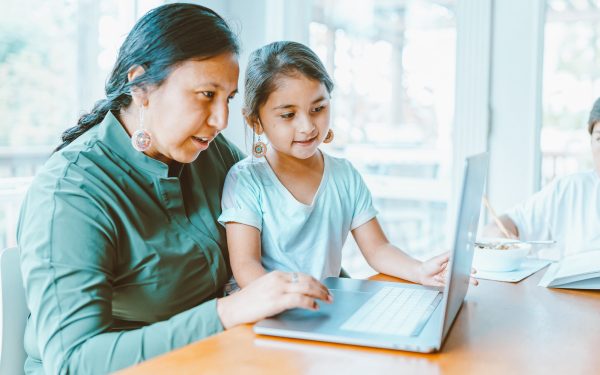 CIRA accorde 1,25 M$ à des projets autochtones, nordiques et étudiants, et finance à ce jour plus de 200 initiatives d’équité numérique