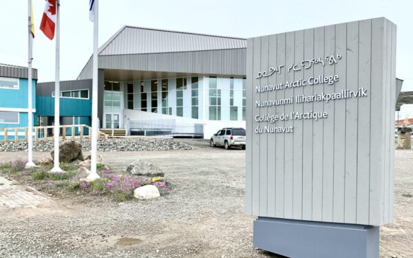 Les démarches du Collège de l’Arctique du Nunavut pour combler le fossé numérique dans cinq communautés éloignées